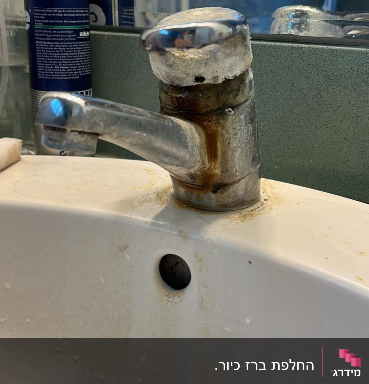ברז חלוד עם כתמי מים בכיור אמבטיה